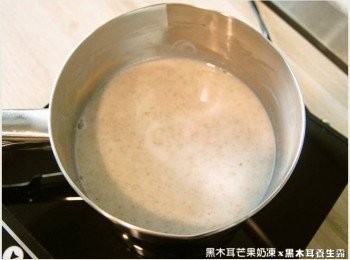 step3: 先將黑木耳養生露與鮮奶用小火加熱，隨後將吉利T與水拌勻後倒入，並不斷攪拌。