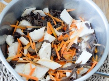 step1: 將所有材料切幼絲，燒熱鍋後下油，炒一炒木耳、磨菇、紅蘿蔔