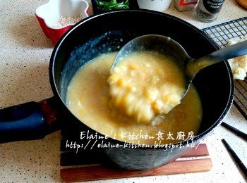 step12: 用中火煮至滾後熄火 , 加入蛋液 , 少許胡椒粉調味拌勻成粟米汁