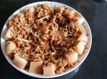 step8: 將梅菜放面，加少少辣椒碎，薑絲