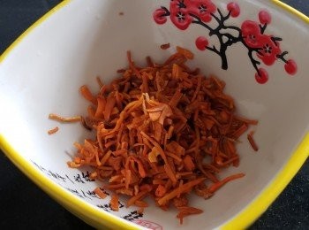 step5: 隔去水份切碎，浸過蟲草花的水留用做芡汁