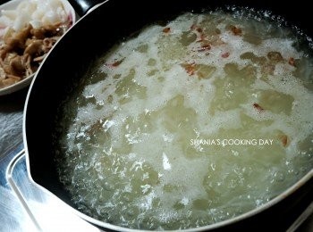 step6: 中小火將湯汁煮滾。