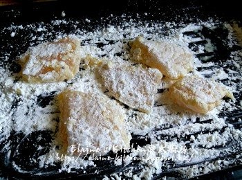 step6: 將每塊魚柳兩面沾上薄薄一層粉 , 放入鑊中用慢火慢慢炸