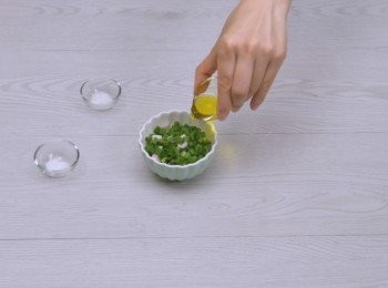 step2: 葱、糖、鹽、橄欖油混合造成香葱醬。