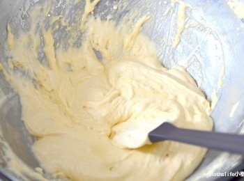 step4: 加入過篩的低筋麵粉快速翻拌均勻