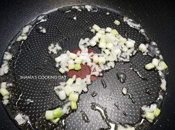 step3: 放入蔥白與蒜仁炒香。