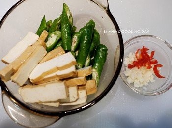 step1: 將以上的材料洗淨切好備用，就可以開始料理囉!