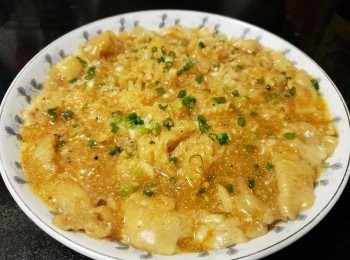 step7: 先將已煲過湯的雪耳放上碟 , 再用剪刀稍為剪開 , 用少少雞粉 , 大地魚粉入味 , 再將花膠圍邊 .

預備蒸爐 , 放入花膠雪耳 , 水滾計大火蒸 3 分鐘 , 蒸雪耳時間預備黃金魚子醬汁 . 

起油鑊爆香蒜頭 , 乾蔥 , 放入黃金魚子醬稍為兜炒 , 再加約 200ml 水 , 胡椒粉 , 雞粉 , 麻油細火煮滾 .

將蒸好的雪耳取出 , 用少少生粉水將黃金魚子醬埋芡 , 再將醬汁淋上面 , 放上少少蔥粒 , 芫茜碎 , 完成 .