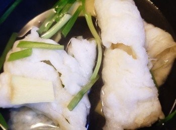 step1: 沙瀑魚肚先用水浸泡至軟身，另再煮一鍋滾水，放入魚肚、紹酒、薑片和蔥煮約10 分鐘除腥味。