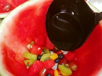 step4: 逐少加入鮮果，逐少加入已降到少少暖的大菜。