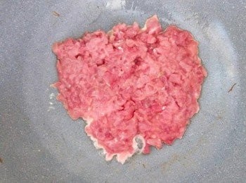 step6: 燒熱鑊，放油去炒豬柳肉