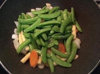 step6: 接著放入甜豆莢快炒；