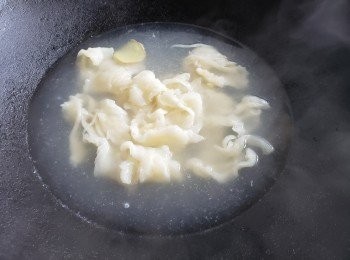 step11: 用黃酒，薑片將花膠出水汋 20 分鐘