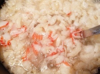 step3: 將雞湯煮滾，加入魚肚煮約10分鐘，再加入已切粒的仿蟹柳再煮數分鐘。