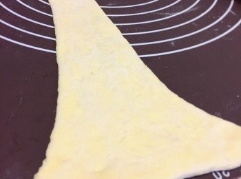 step10: 用以上麵團可以裁出6片、每片為12cm闊、24cm高的三角形麵團，這是標準牛角包的size。