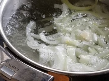 step2: 先將洋蔥切成幼絲，加水煮十分鐘。