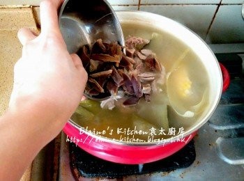 step9: 逐一放回煲內拌勻 , 轉用中火煲10分鐘