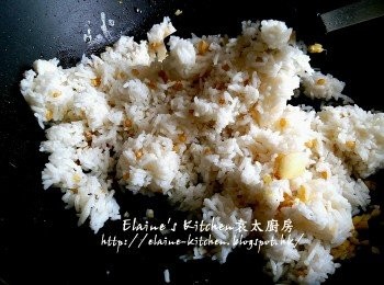 step8: 加入冷飯及少許鹽調味拌勻炒散