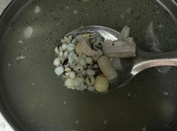 step9: 將內鍋中的湯料換入大燉鍋中，放入豬肚及豬小腸，並再次加滿水；