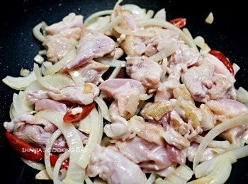 step5: 放入雞肉片，炒至七分熟。