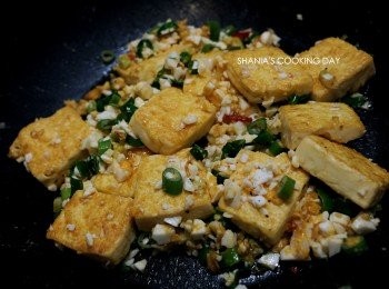 step7: 起鍋前，再加入鹹蛋白/蒜味黑胡椒及蔥花，再翻炒均勻就完成了。