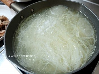 step4: 將燙過的米粉及事先用雞骨熬好的高湯一起放入鍋中煮滾。