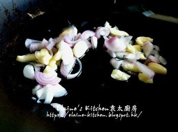 step6: 鑊中加入油燒熱 , 蒜頭 , 乾蔥頭落鑊爆香至油有蒜香味