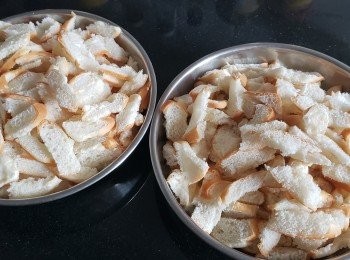 step1: 餐包，將餐包剪細件，厚度要平均