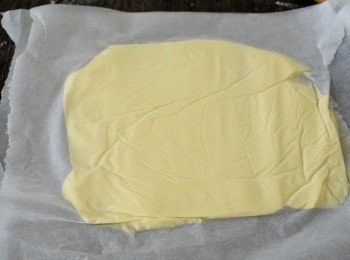 step5: 用兩張烘焙紙夾著牛油，擀成30 ×16cm 的長方形