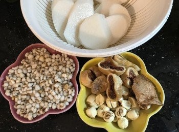 step4: 鮮淮山刨去皮，洗淨切條
蓮子洗淨去芯，薏米浸水半小時、無花果切半、陳皮浸軟刮去瓤