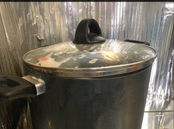 step5: 轉小火，煲約一小時。
蓋蓋要保留那隙。