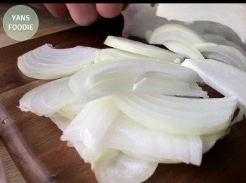 step3: 把洋蔥切絲。