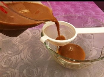 step8: 隔篩，並把未完全溶解的魚膠粉再弄溶化。