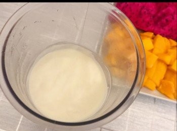 step8: 把先前打好的奶蓋從雪櫃取出， 準備放上果茶上。