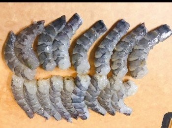 step1: 把蝦先洗淨， 然後用廚房紙巾抹乾。