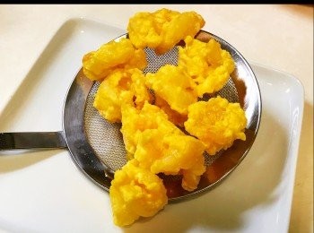 step7: 準備油溫約150度（沒有冒泡泡及冒煙為準）油不可以過熱。

油溫ok後，把已抓醃好的蝦放進去快速煮一下， 不要炸太熟， 因待會還要落鑊再炒，見金黃後便盛起隔油一下待用。