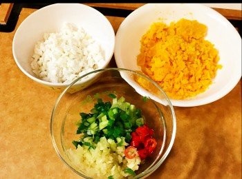 step6: 把咸蛋白切粒備用， 另外所有料頭（蒜、蔥、紅辣椒）切粒備用。