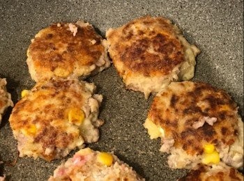 step6: 放兩湯匙油燒熱平底鑊，中火慢煎至兩面金黃色，完成