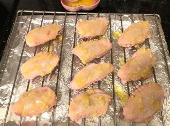 step4: 預熱焗爐220度15分鐘
先將烤架噴油，將<a href="https://bit.ly/3zHU5V3" target="_blank" data-keyword="雞翼" class="guide-link"><strong>雞翼</strong></a> <span style="display:inline-block;vertical-align:middle;margin-top:-3px;color:initial;border-radius:3px;padding:2px 3px;font-size:12px;line-height:14px;background:#87d300;color:#fff;">即買</span> 排放在上面，掃上一層蒜蓉牛油