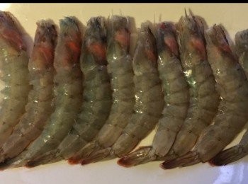 step1: 中蝦， 洗浄去腸及蝦中間部分蝦殼.