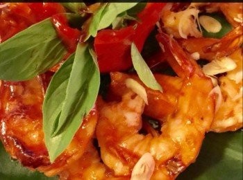 step6: 然後淋上酸、甜醬一起兒一會便可上碟，放少許九層塔於面便可上桌。