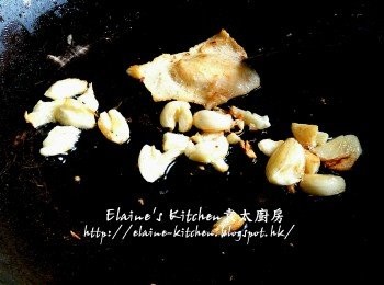 step6: 用慢火慢慢煎出雞油 , 雞皮脆身及蒜頭微黃色成蒜香雞油 , 將雞皮盛起去掉