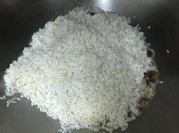 step5: 倒入泡好的糯米拌炒；