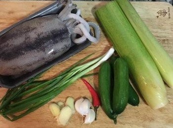 step1: 花枝洗淨清除腹腔；小黃瓜、蒜頭、辣椒、蔥洗淨備用