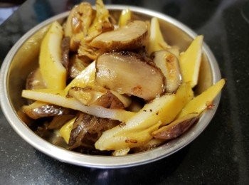 step6: 將冬菇，螺片切件，用少少鹽，蒜頭，乾蔥爆香備用