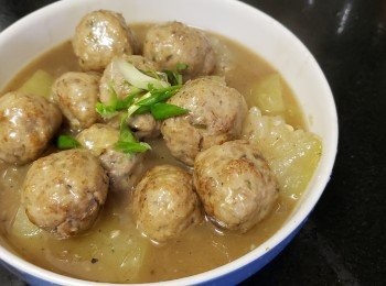 step11: 燒紅油鑊爆香蒜頭，乾蔥放入肉丸煎至金黃色上碟，再爆香蒜頭，乾蔥，薑絲放入冬瓜，少少雞粉，糖，胡椒粉少少水，將肉丸回鑊煮滾，之後加少少麻油，生粉水埋芡，完成。