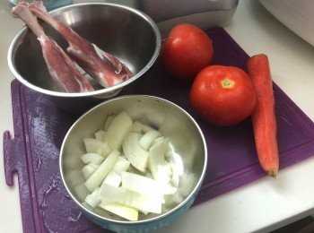 step1: 蕃茄、紅蘿蔔切件，洋蔥切條