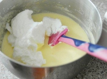 step4: 分三次加入<span class="group_2">蛋白霜</span>，輕力拌勻