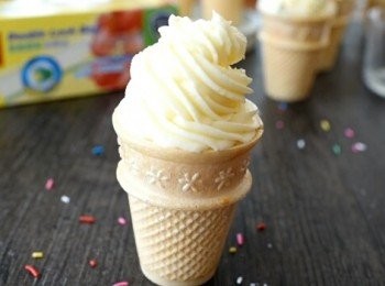 step6: 將<span class="group_2">牛油糖霜</span>放入擠花袋內，在已待涼的蛋糕上擠上糖霜，灑上巧克力碎即成！