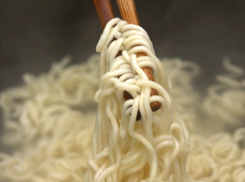 step1: 煮熟即食麵備用。